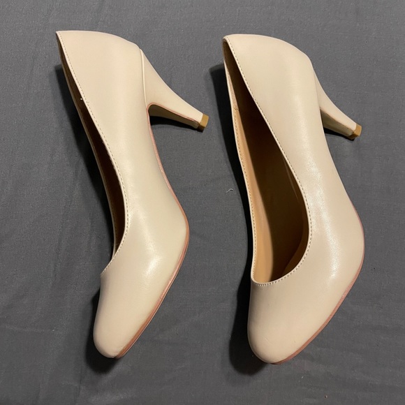 Brinley Co. Women’s Round Toe Nude Pump, Size 10 - Picture 3 of 6